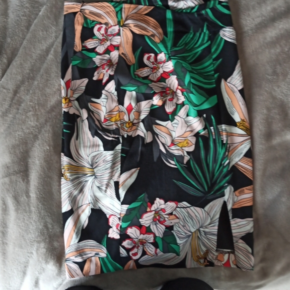 GUESS  matching top and skirt - Picture 2 of 4